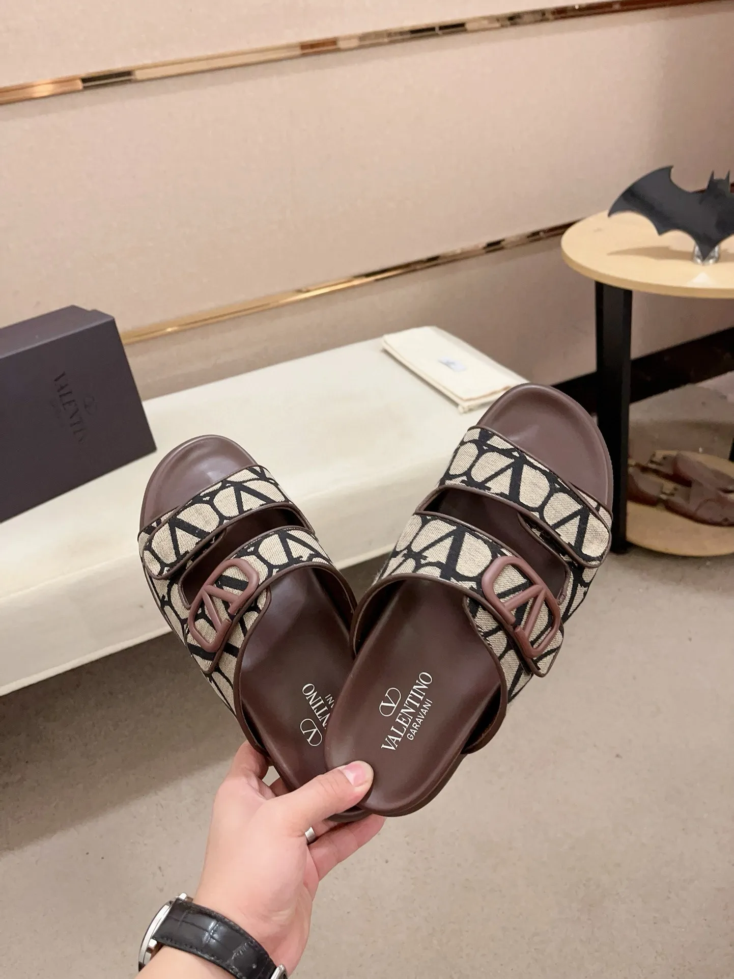 Men's shoes💰: 440💰[Valentino] New men's boutique slippers, counter quality, classic plaid, the actual workmanship is quite complex🔰The uppers are made of imported fabrics➕🐑Sheepskin lining, which tests the craftsman's craftsmanship➕original PU outsole. Size: 38-44 (45 can be customized, non-refundable)